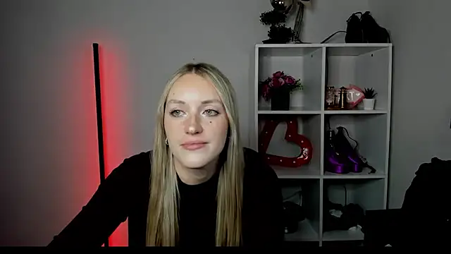 EvelynBlond webcam