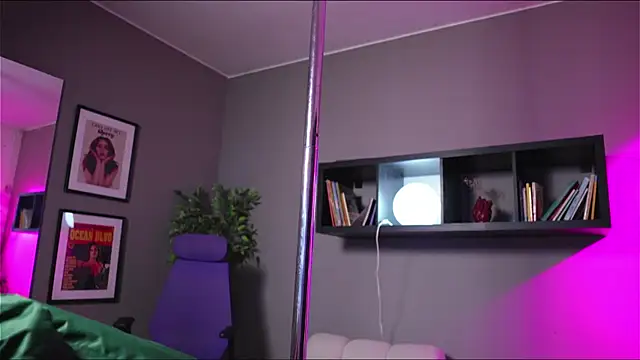 Millie_Volturi webcam