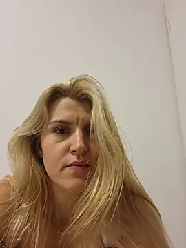 HotBlondie69 webcam