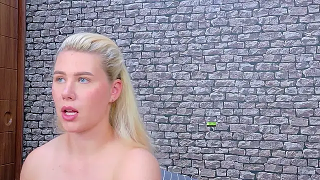 CuteBlondeMe webcam