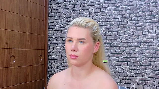 CuteBlondeMe webcam