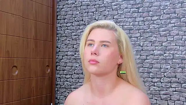 CuteBlondeMe webcam