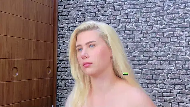 CuteBlondeMe webcam