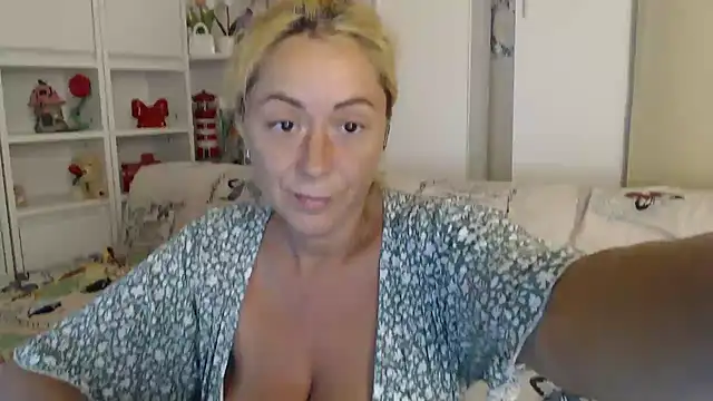 _karolynesyera_ live cam on StripChat