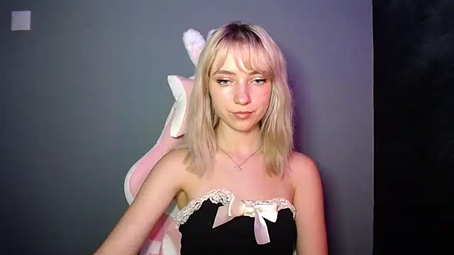 LuciaYoung webcam