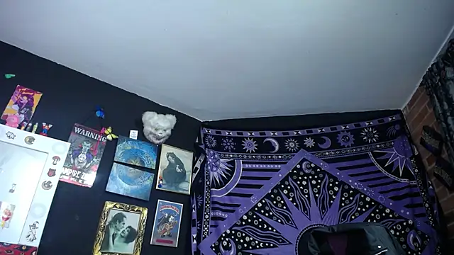 Yourmadame_P webcam