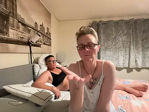 Curvy-Jinx webcam