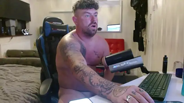 Naughty-man-in-uniform webcam