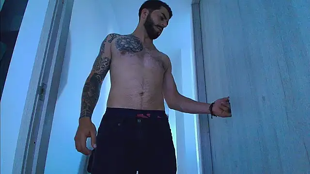 thomas_gun live cam on StripChat