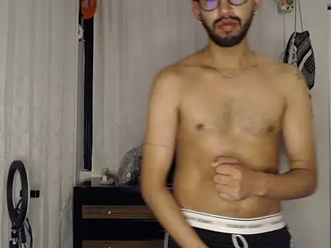 thomass1018 live cam on StripChat
