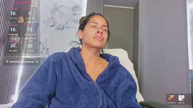 nairobi8 live cam on StripChat
