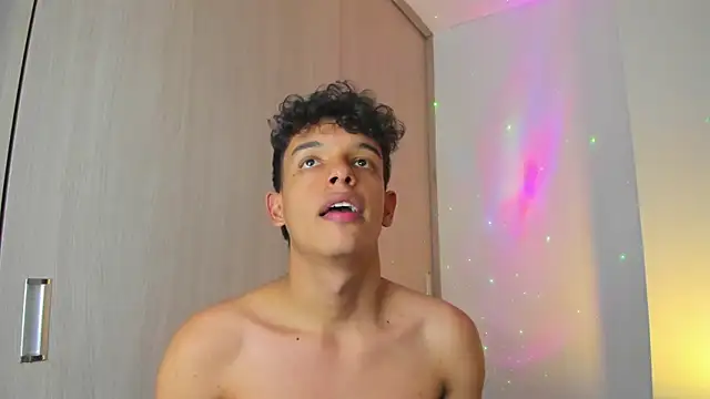 Maxfrost1 live cam on StripChat