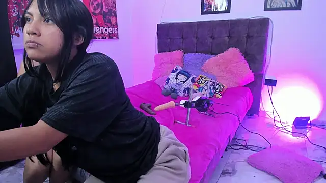izza_and_kyra webcam