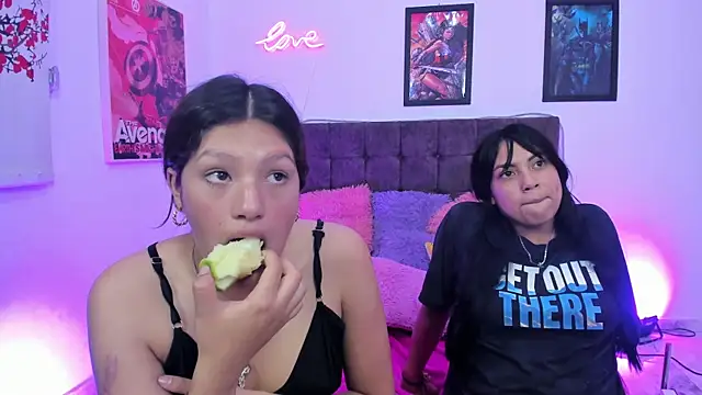 izza_and_kyra webcam