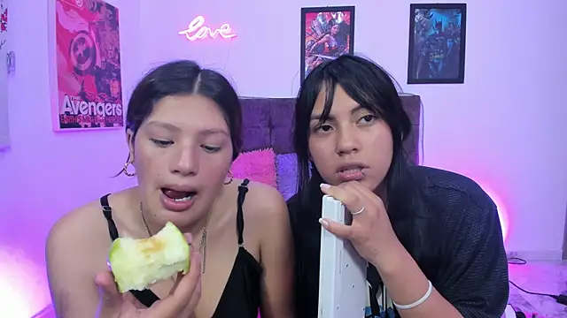 izza_and_kyra webcam