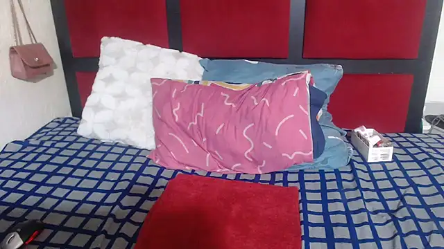 MaximTease24 webcam