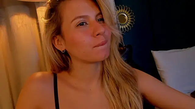 mia_curry webcam
