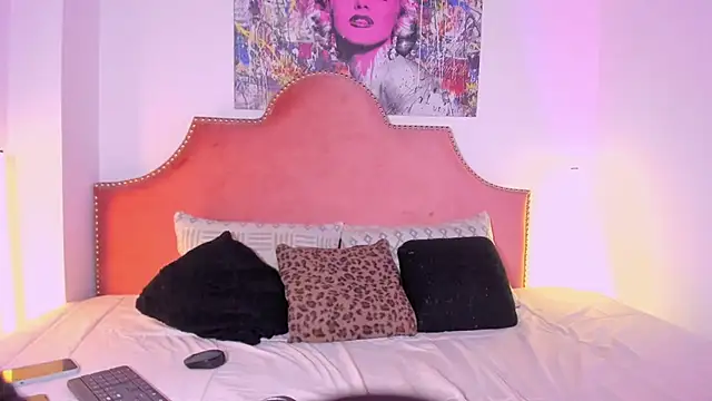 TyraHoney webcam