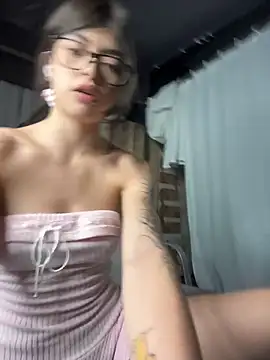 CuteLilAngelXXX webcam