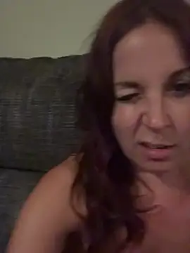 petitehotwife4u webcam