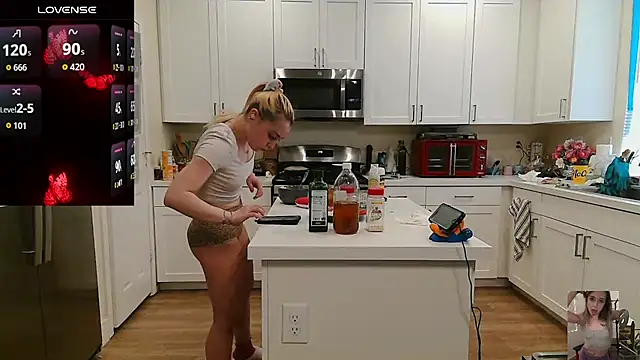 Blondiewithanass
