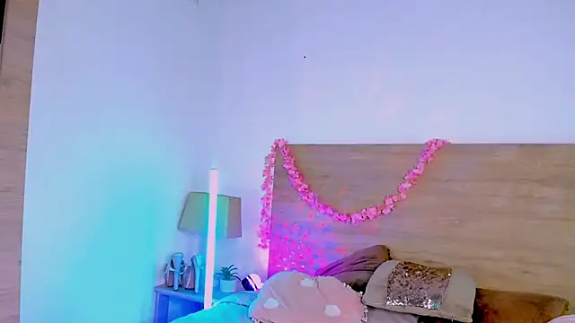 LaraRous webcam