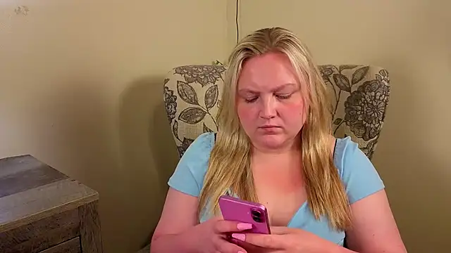 PhatAssBlond webcam