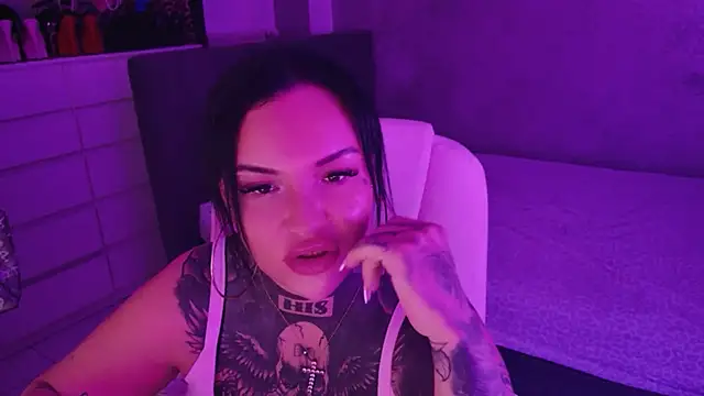 _MelinaCurves_ webcam