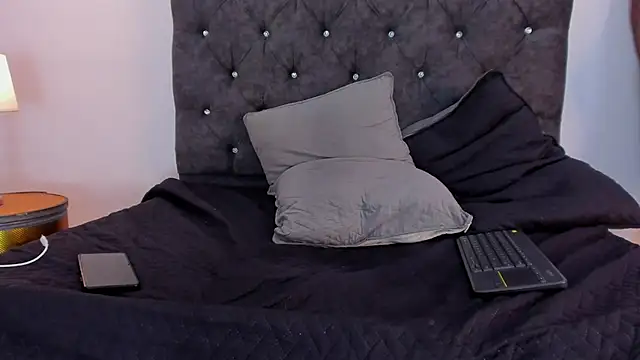 _milann_1 live cam on StripChat