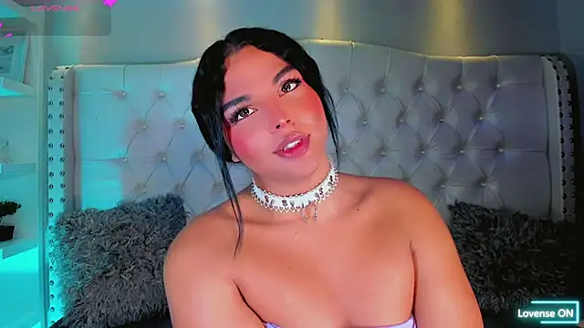 Maia_Hotts webcam