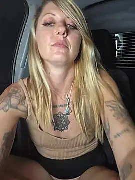 SheIsSomething webcam