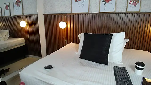 Ariana_Wayne webcam