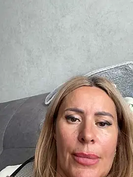 Tania201243 live cam on StripChat