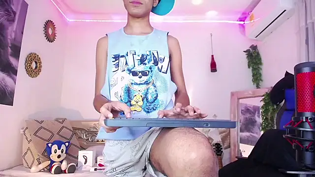 huge_armound webcam