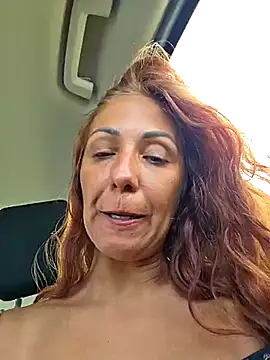 leticiawoods (Ask my age) - My girlfriend caresses my tits