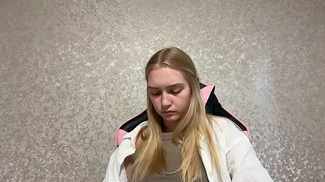 blondegirl2026 webcam