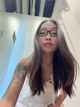 trytomakememoam live cam on StripChat