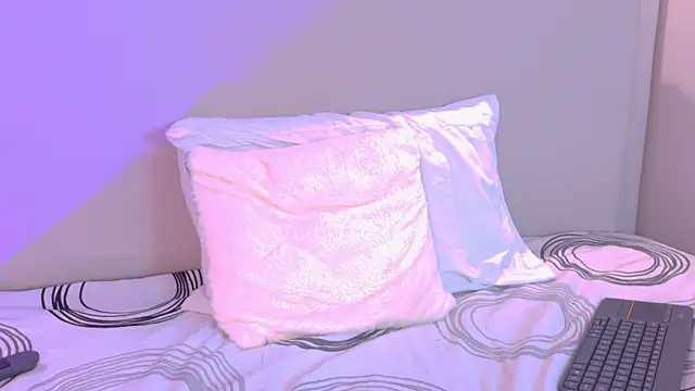 NaomiKlarc webcam