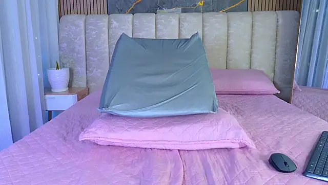 mia_scot webcam