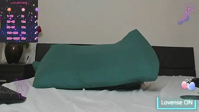 GoldenLunaa webcam