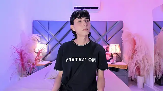 Milan_LewisS webcam