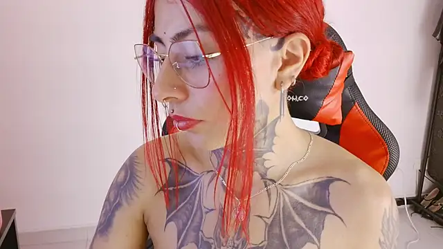 selene_red_ live cam on StripChat