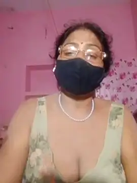 YAMUNA_033 live cam on StripChat