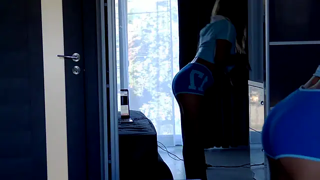 NicolePlay webcam