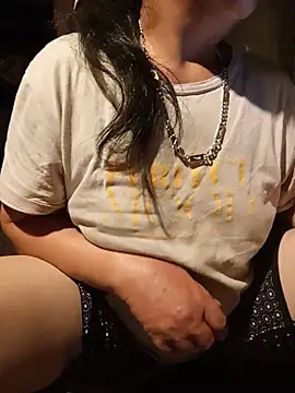 tuyet-nhi live cam on StripChat