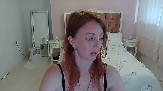 Red_firesquirt webcam