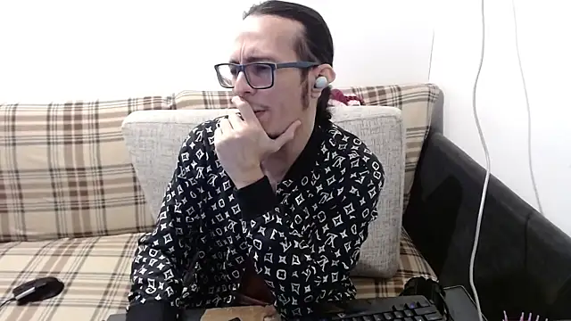 cholitohermoso live cam on StripChat