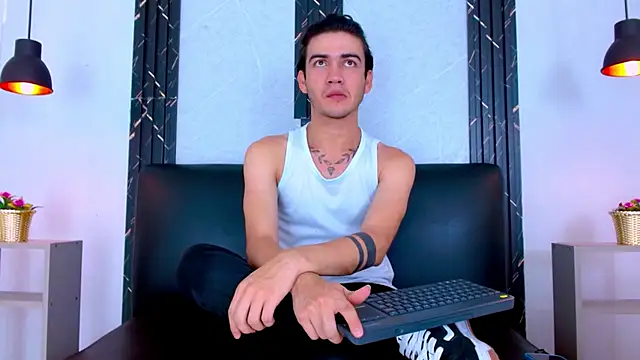 Feiccer_Castquer live cam on StripChat