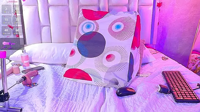 Bella-Sanders webcam