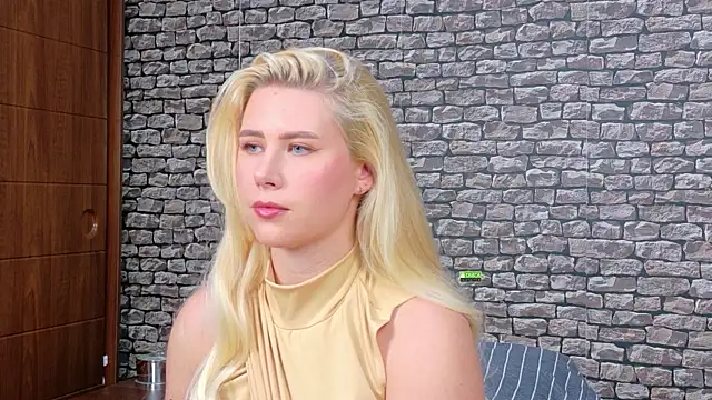 CuteBlondeMe webcam